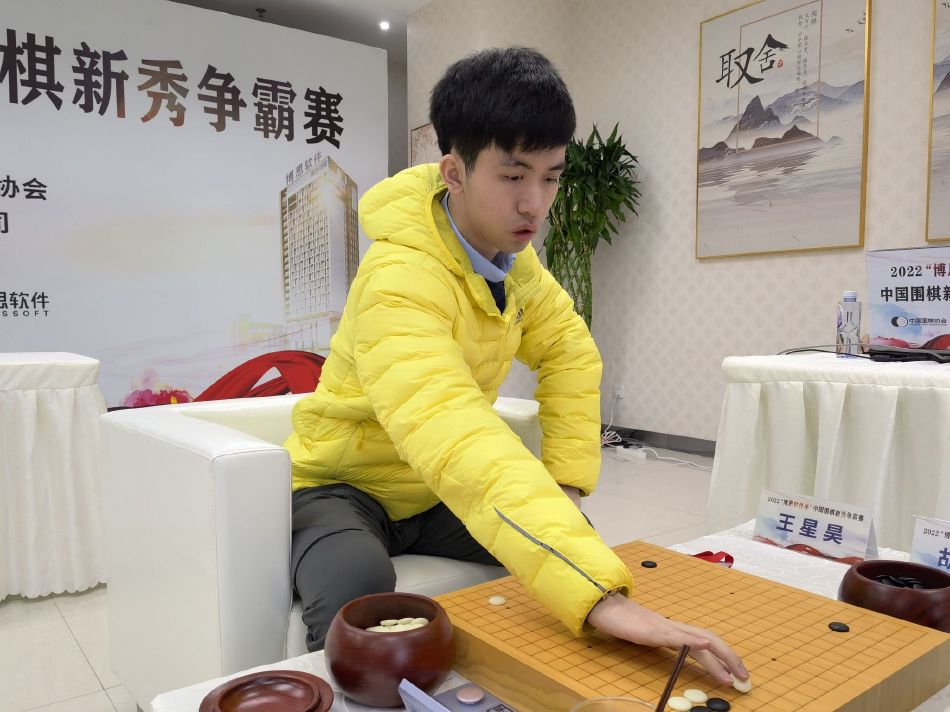 ”7月18日，由吴家凯执导，张智鸿联合执导，周依然、吴念轩领衔主演，汤加文、翁楚汉主演，吴彦姝、张歆艺、袁弘特别出演的青春爱情电影《一直一直都很喜欢你》发布终极预告与终极海报，首度揭开青春爱情清甜之外的酸涩一面